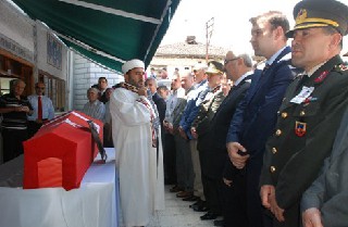 ŞEHİT ER GÖZYAŞLARI ARASINDA TOPRAĞA VERİLDİ