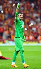 Muslera Ve Podolskı Formayı Bırakmadı