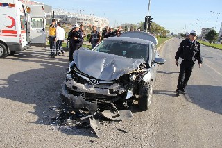 Gelin Arabası Polis Otobüsüyle Çarpıştı: 3 Yaralı