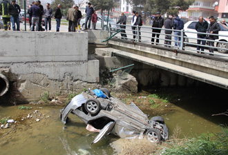 Üniversite öğrencileri otomobille dereye uçtu : 3 yaralı