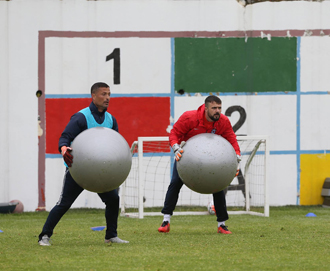 Hami hocayı zorlayan iki futbolcu