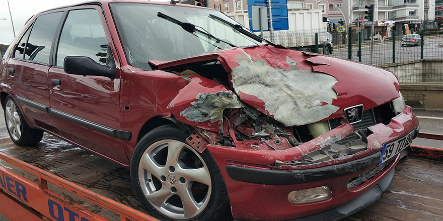 Alkollü sürücü polis aracına çarptı: 1 polis yaralı