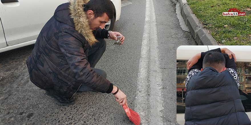 Narkotik polisi fırça ile asfalttan uyuşturucu süpürdü