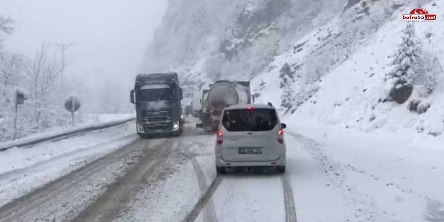 Trabzon-Gümüşhane karayolu kar yağışına teslim