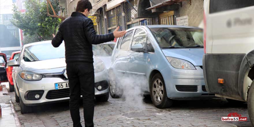 Samsun'da sokak ortasındaki rögardan dumanlar çıktı!