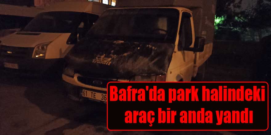 Bafra'da park halindeki araç bir anda yandı