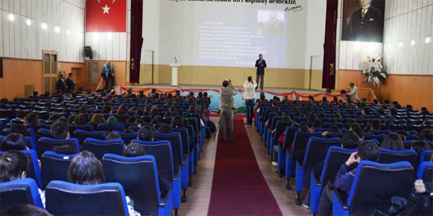 ÖĞRENCİLERE UYUŞTURUCU VE BAĞIMLILIK YAPAN MADDELER ANLATILDI