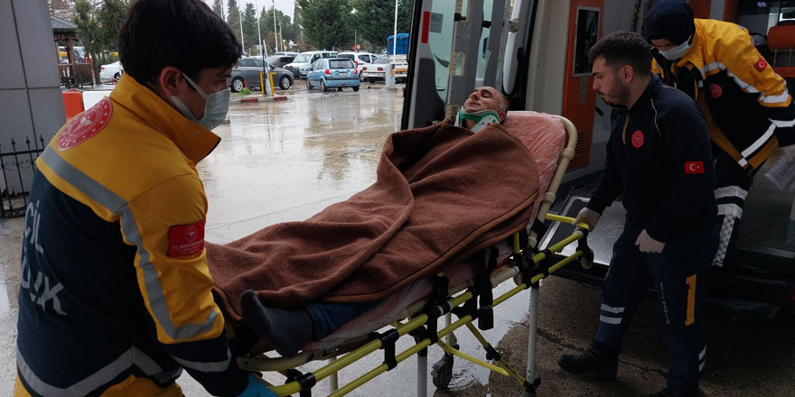 Demiryolu inşaatında yıkılan demirin altında kalan işçi ölümden döndü