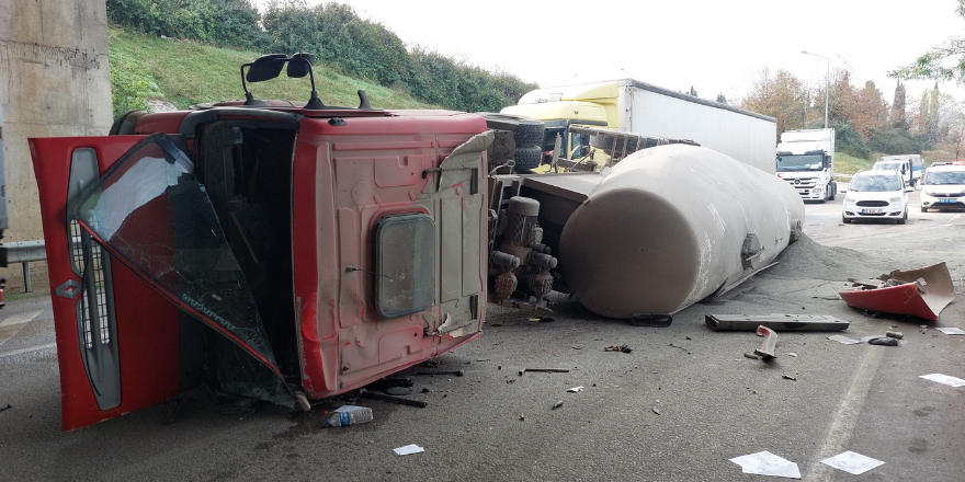 Samsun'da çimento yüklü tanker devrildi: 1 yaralı