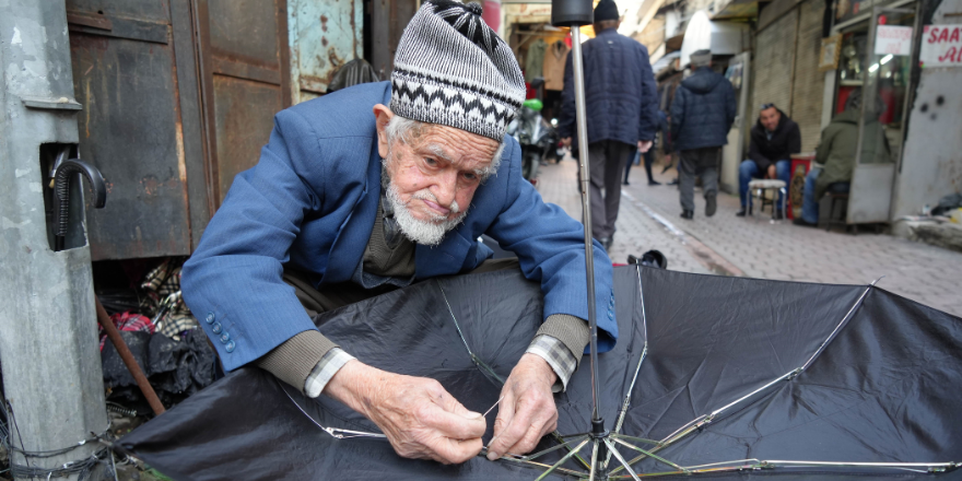 Samsun'da 94 yaşındaki şemsiye tamircisinin başında kuyruk oluyorlar