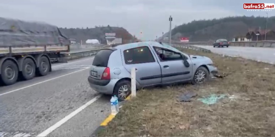 Samsun istikametinde bariyerlere çarpan otomobildeki 2 kişi yaralandı