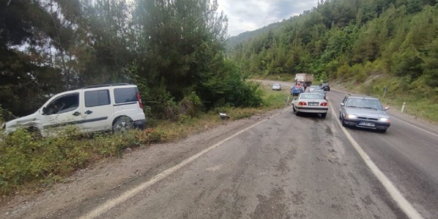 Sinop'ta iki araç kafa kafaya çarpıştı: 2 yaralı