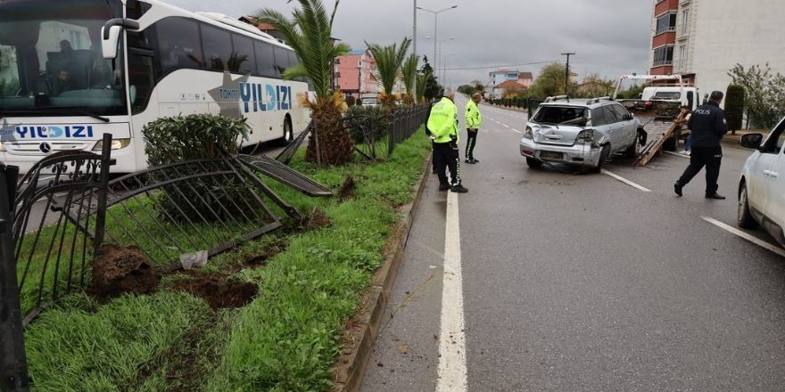 19-mayista-trafik-kazasi-kaygan-yolda-arac-korkuluklara-carpti-bafra55-net-haberi-002.jpg