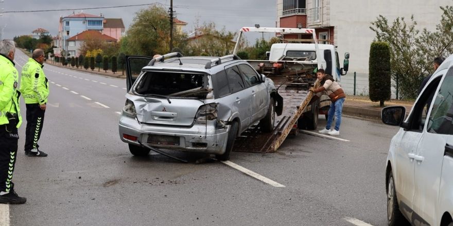 19-mayista-trafik-kazasi-kaygan-yolda-arac-korkuluklara-carpti-bafra55-net-haberi.jpg