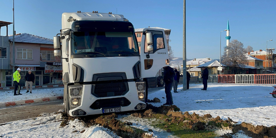 Kavak’ta Buzlanma Kazası Kamyon Refüje Çıktı