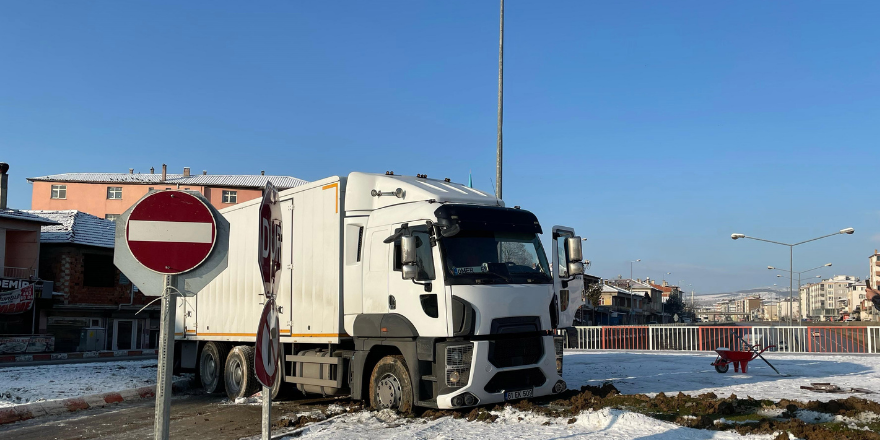 Kavak’ta Buzlanma Kazası Kamyon Refüje Çıktı