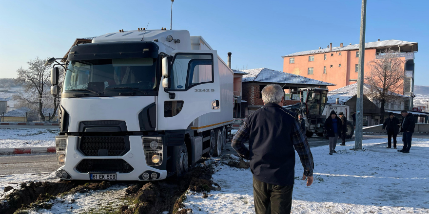 Kavak’ta Buzlanma Kazası Kamyon Refüje Çıktı