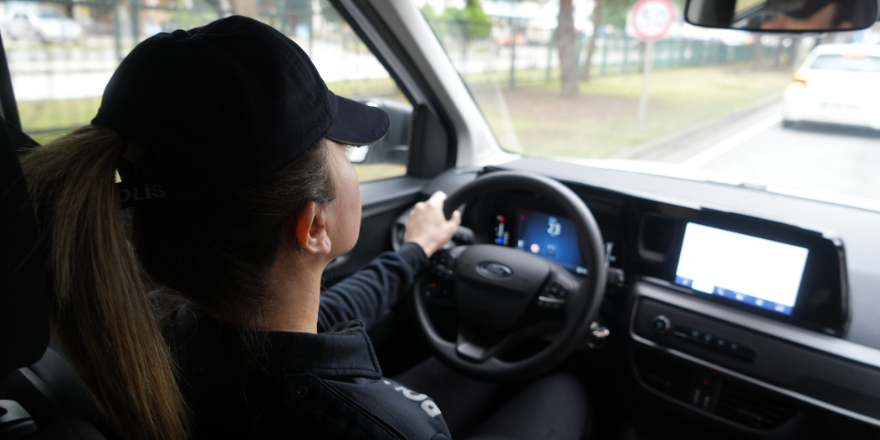 Kadın polis memuru görevini gururla yapıyor