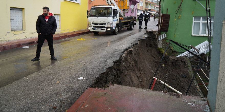 İstinat Duvarı Çöktü, Otomobil Uçurumdan Kurtarıldı