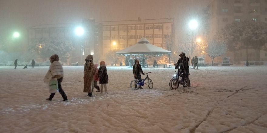 bafrada-kar-sevinci-halk-sokaklara-akin-etti.jpg