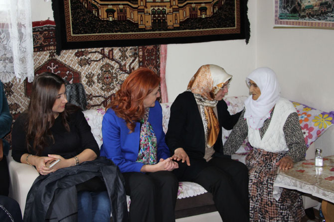 emine-kaymaktan-sehit-ailelerine-ziyaret-001.jpg