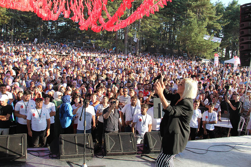 ozgun-muzigin-guclu-sesi-yudum-samdef-festivaline-turkuleriyle-damga-vurdu-1.jpg