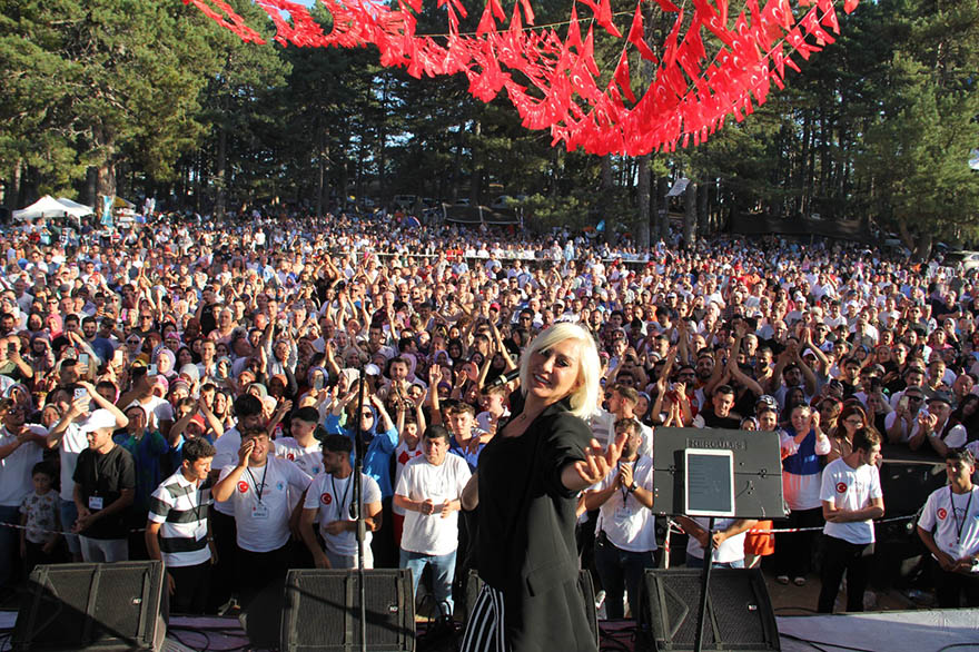 ozgun-muzigin-guclu-sesi-yudum-samdef-festivaline-turkuleriyle-damga-vurdu-2.jpg