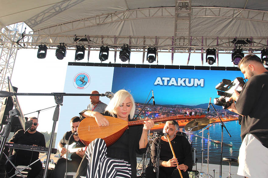 ozgun-muzigin-guclu-sesi-yudum-samdef-festivaline-turkuleriyle-damga-vurdu-4.jpg