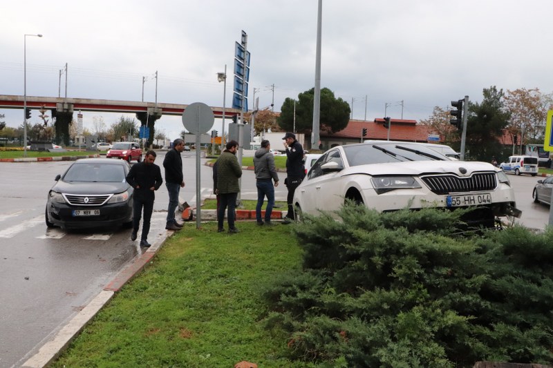 samsunda-trafik-kazasi-1-otomobil-refuje-cikti.jpg