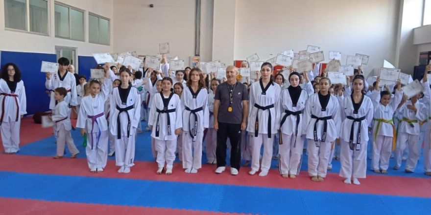 taekwondo-donem-kusak-sinavi-yapildi-genc-sporcular-basariyla-gecti-001.jpg