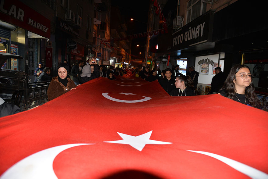 turkelide-cumhuriyet-coskusu-fener-alaylariyla-taclandi-3.jpg