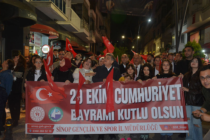 turkelide-cumhuriyet-coskusu-fener-alaylariyla-taclandi-4.jpg