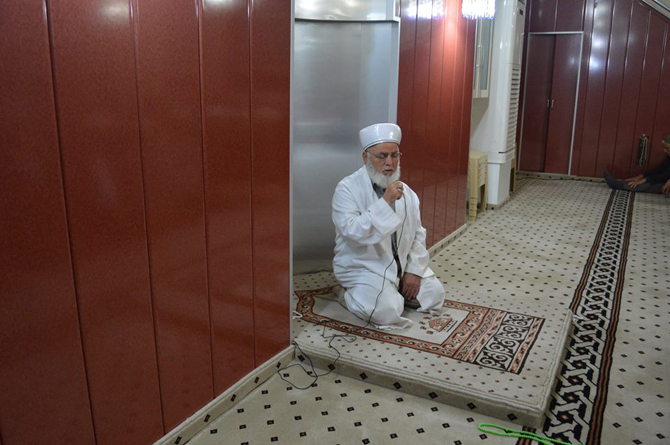 yeni-cami-sabah-namaz-imam.jpg