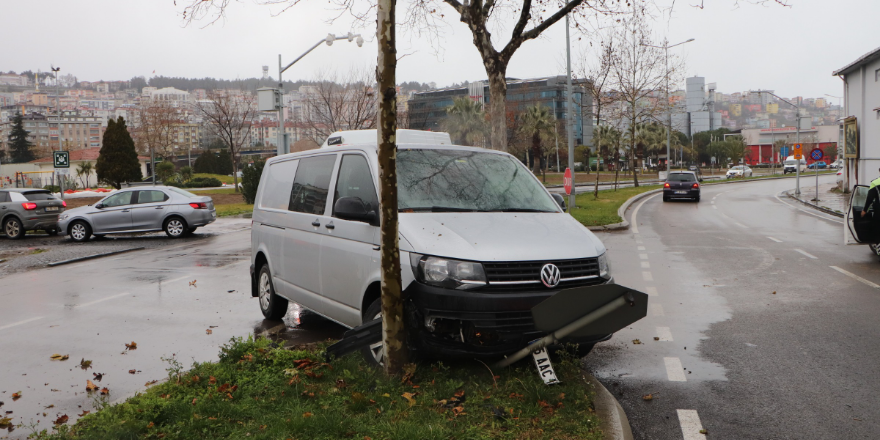 yolcu-minibusu-ile-ticari-arac-carpisti-kazada-1-kisi-yaralandi-001.png